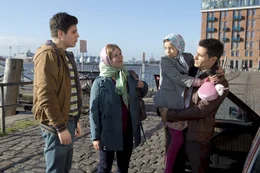 Noch ist Familie Amedi vollst&auml;ndig (Ugur Ekeroglu, Julia Effertz, Mia Kasalo, Rene Ifrah, v.l.)