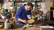 In dieser brandneuen Serie begleiten wir den Lieblingskoch der Nation in seinem Landhaus, wo er leckere, gesunde Rezepte aus seinem neuen Buch 7 Ways zubereitet: Einfache Ideen für jeden Tag der Woche. In dieser brandneuen Serie begleiten wir den Lieblingskoch der Nation in seinem Landhaus, wo er leckere, gesunde Rezepte aus seinem neuen Buch 7 Ways zubereitet: Einfache Ideen für jeden Tag der Woche.