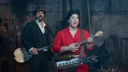 Alitheia (Fevronia) und Paris (Jasin Challah) verlassen sich auf die Kraft ihrer rembetischen Musik. Alitheia (Fevronia) und Paris (Jasin Challah) verlassen sich auf die Kraft ihrer rembetischen Musik.