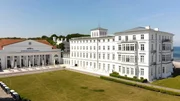 Das klassizistische Kurhaus und das später zum Haus Mecklenburg umgebaute Badehaus sind die beiden ersten Gebäude, die in Heiligendamm von Großherzog Friedrich Franz I errichtet wurden. Heute bilden sie das Zentrum des Grand Hotels. Das klassizistische Kurhaus und das später zum Haus Mecklenburg umgebaute Badehaus sind die beiden ersten Gebäude, die in Heiligendamm von Großherzog Friedrich Franz I errichtet wurden. Heute bilden sie das Zentrum des Grand Hotels.