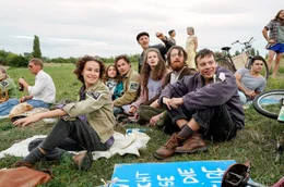 Nach dem Plei&szlig;emarsch findet ein Picknick statt. Im Foto (v.l.): Geliebte von Astrid (Chiara Menschel), Franka (Janina Fautz), Stefan (Ferdinand Lehmann), Daks (Timur Bartels),  Solveig (Marlene Tanczik), Karsten (Maximilian Klas), Tanker (Andreas Warmbrunn)