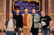 Moderator Kai Pflaume (M.) und seine Rateteam-Kapit&auml;ne Bernhard Ho&euml;cker (l.) und Elton (r.) begr&uuml;&szlig;en den Podcaster und Moderator Tommi Schmitt (2.v.l.) sowie den Autor und TV-Producer Jakob Lundt (2.v.r.).