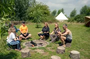 Eine entspannte Morgenroutine bei strahlendem Sonnenschein. V. r. n. l.: Jochen Schropp, Regina Halmich, Bettina Tietjen, Matthias Steiner, Sven Martinek und Evelyn Weigert. Eine entspannte Morgenroutine bei strahlendem Sonnenschein. V. r. n. l.: Jochen Schropp, Regina Halmich, Bettina Tietjen, Matthias Steiner, Sven Martinek und Evelyn Weigert.