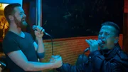 Zur&uuml;ck in die Heimat zu ziehen kommt f&uuml;r Marvin nicht in Frage. Seine neue Familie findet er in der bunten Partywelt von St Pauli. Am liebsten trifft er seine Freunde in einer Karaokebar auf der Gro&szlig;en Freiheit.
