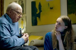 UN-Diplomat Hans Blix und Regisseurin Greta Stocklassa in seinem Wohnzimmer