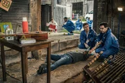 Die SOKOs am Tatort: Dr. Weissenb&ouml;ck (Florian Odendahl, r.) und Dominik Morgenstern (Joscha Kiefer, l.) untersuchen die Leiche von Tobias Vogl (Michael Wolf, M.), w&auml;hrend im Hintergrund Billie Curio (Sina Rei&szlig;, l.) und Franz Ainfachnur (Christofer v. Beau, r.) weitere Spuren sichern.