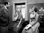 Noch sind Fr&auml;ulein Sauerberg (Ursula K&ouml;llner, Mitte) und Helga (Helga Neuner) bester Laune. Willi Hesselbach (Joost Siedhoff) scheint ihre gute Stimmung nicht ganz zu teilen.