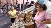 Das große Pistazienfest ist der Höhepunkt des Jahres auf Ägina. Und für Familie Makarantzi ein ganz wichtiges Wochenende, denn hier können sie einen Teil ihrer Ernte direkt verkaufen. Das große Pistazienfest ist der Höhepunkt des Jahres auf Ägina. Und für Familie Makarantzi ein ganz wichtiges Wochenende, denn hier können sie einen Teil ihrer Ernte direkt verkaufen.