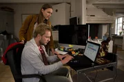 Stefan (Christian Blümel) verbringt die meiste Zeit vor seinem PC - der Spiele-Designer arbeitet tagein tagaus an einem neuen Computer-Game. Zum Leidwesen seiner Freundin Hilla (Josephin Busch) vernachlässigt er dafür allerdings seine Pflichten im gemeinsamen Haushalt. Stefan (Christian Blümel) verbringt die meiste Zeit vor seinem PC - der Spiele-Designer arbeitet tagein tagaus an einem neuen Computer-Game. Zum Leidwesen seiner Freundin Hilla (Josephin Busch) vernachlässigt er dafür allerdings seine Pflichten im gemeinsamen Haushalt.