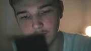 Merlin (17) hat mit acht Jahren sein erstes Handy bekommen. Mit neun Jahren hat er zum ersten Mal einen Porno gesehen. Merlin (17) hat mit acht Jahren sein erstes Handy bekommen. Mit neun Jahren hat er zum ersten Mal einen Porno gesehen.