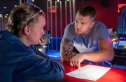 Bosse Kowalsky (Eric Cordes, r.) erkl&auml;rt Ole Bramstetter (Noah Kraus, l.) wie das "ganz gro&szlig;e Ding" laufen soll.