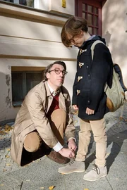 Eugen (Alexander Schubert, l.) und sein Sohn Albert (Daan Lennard Liebrenz).
