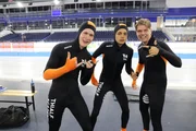 Mark, Ruben und Jeppe setzen sich in Pose &ndash; mit windschnitten Profianz&uuml;gen machen sie sich warm f&uuml;r das Rennen &uuml;bers Eis.