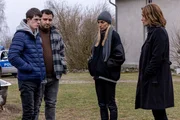 Tristan Loos (Henrik Brouwers, l.) steht unter Schock. Er musste mit ansehen, wie seine Mutter umgebracht wurde. Pia (Annika Blendl, 2.v.r.) und Maike (Anja Kling, r.) m&uuml;ssen ihn dennoch befragen. 2.v.l.: Tristans Betreuer Lutz (Walid Al-Atiyat).