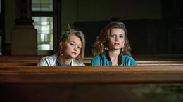 Trixi (Katja Hutko) und Franka (Janina Fautz) nehmen das erste Mal an einem Umweltgottesdienst teil. (v.l.)
