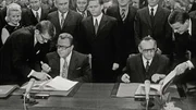 18. Dezember 1971 in Bonn: Die Staatssekretäre Michael Kohl (DDR) und Egon Bahr (BRD) unterzeichnen das Transitabkommen. Es brachte deutliche Erleichterungen für jeden Transitreisenden zwischen West Berlin und der BRD. 18. Dezember 1971 in Bonn: Die Staatssekretäre Michael Kohl (DDR) und Egon Bahr (BRD) unterzeichnen das Transitabkommen. Es brachte deutliche Erleichterungen für jeden Transitreisenden zwischen West Berlin und der BRD.