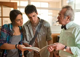 Die Spurensuche f&uuml;hrt Laura (Nilam Farooq) und Luis (Jan Jacobsen) zu ihrem damaligen Redakteur (Sergio Hern&aacute;ndez) in Chile.
