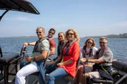 Rauf aufs Wasser. V. r. n. l.: Jochen Schropp, Evelyn Weigert, Bettina Tietjen, Regina Halmich, Matthias Steiner und Sven Martinek. Rauf aufs Wasser. V. r. n. l.: Jochen Schropp, Evelyn Weigert, Bettina Tietjen, Regina Halmich, Matthias Steiner und Sven Martinek.