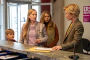 Der Schock sitzt tief: Kriminalhauptkommissarin Martina Seiffert (Astrid M. Fünderich, r.) muss Karina Wegener (Verena Wolfien, 2.v.l.) die Todesnachricht ihrer Mutter überbringen. Angeblich hat Karinas Vater der Seniorin auf eigenen Wunsch hin Sterbehilfe geleistet, das SOKO-Team zweifelt das jedoch an. Eine unangenehme Situation auch für die Enkel Finn (Leonard Strauch, l.) und Juliane (Daria Wolf, 2.v.r.). Der Schock sitzt tief: Kriminalhauptkommissarin Martina Seiffert (Astrid M. Fünderich, r.) muss Karina Wegener (Verena Wolfien, 2.v.l.) die Todesnachricht ihrer Mutter überbringen. Angeblich hat Karinas Vater der Seniorin auf eigenen Wunsch hin Sterbehilfe geleistet, das SOKO-Team zweifelt das jedoch an. Eine unangenehme Situation auch für die Enkel Finn (Leonard Strauch, l.) und Juliane (Daria Wolf, 2.v.r.).