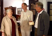Erzkonkurrent Breitwieser (Gerd Anthoff, re.) will Regina (Ruth Drexel) mit einer Schachtel ihrer Lieblingspralinen verführen, doch Regina ist mehr für die Komplimente des Adligen von Lauenberg (Hans Peter Korff) empfänglich. Erzkonkurrent Breitwieser (Gerd Anthoff, re.) will Regina (Ruth Drexel) mit einer Schachtel ihrer Lieblingspralinen verführen, doch Regina ist mehr für die Komplimente des Adligen von Lauenberg (Hans Peter Korff) empfänglich.