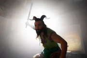 Der Pan (Aslan Aslan) entzieht den Dorfbewohnern von Gosse ihre Lebenskraft durch Poweryoga. Der Pan (Aslan Aslan) entzieht den Dorfbewohnern von Gosse ihre Lebenskraft durch Poweryoga.