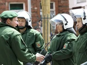 Die Polizeischüler Torben Brandstetter (Matthias Ziesing), Sabine Erler (Britta Hammelstein) und Heiner Struck (Adrian Topol) werden zu einem Einsatz gegen Hooligans abkommandiert Die Polizeischüler Torben Brandstetter (Matthias Ziesing), Sabine Erler (Britta Hammelstein) und Heiner Struck (Adrian Topol) werden zu einem Einsatz gegen Hooligans abkommandiert