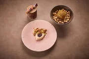 Foie Gras, Kirschbl&uuml;ten, Pistazien &ndash; ein Gericht aus der K&uuml;che des Restaurants Ikarus im Hangar-7