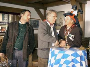 Hoteldiener Wanner (Maximilian Krückl) belauscht ein konspiratives Gespräch zwischen Breitwieser (Gerd Anthoff) und dem korrupten Bürgermeister (Werner Rom). Hoteldiener Wanner (Maximilian Krückl) belauscht ein konspiratives Gespräch zwischen Breitwieser (Gerd Anthoff) und dem korrupten Bürgermeister (Werner Rom).