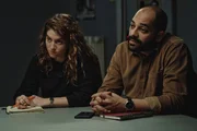 Juliet (Charlotte De Bruyne) und Jamal (Nabil Mallat) befragen einen Verdächtigen. Juliet (Charlotte De Bruyne) und Jamal (Nabil Mallat) befragen einen Verdächtigen.