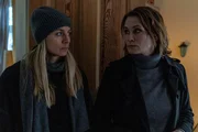 Pia (Annika Blendl, l.) und Maike (Anja Kling, r.) untersuchen das Haus, in dem der Mord geschah.