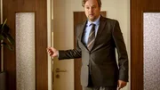 Kibitz (Stephan Grossmann) erscheint gestresst im Büro. Kibitz (Stephan Grossmann) erscheint gestresst im Büro.