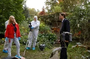 Kommissarin Karo Schubert (Nadja Uhl, l.) ist wenig begeistert, dass sich ZERV-Ermittler Peter Simon (Fabian Hinrichs, r.) in ihre Tatortsicherung einmischt. (mit Komparsen) Kommissarin Karo Schubert (Nadja Uhl, l.) ist wenig begeistert, dass sich ZERV-Ermittler Peter Simon (Fabian Hinrichs, r.) in ihre Tatortsicherung einmischt. (mit Komparsen)