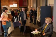 Des Kaisers neue Kleider: Michael Kaiser (Karl Kranzkowski, M.) zeigt sich im neuen Look, doch der kommt bei Martina Seiffert (Astrid M. Fünderich, r.) und Lea Gomez (Jasmin Gassmann, l.) sowie den Kolleg:innen nicht gleichermaßen gut an. Offensichtlich lassen die Ermittlungen im Mordfall an einer Seniorin den Kriminaldirektor mit dem Altern hadern. Des Kaisers neue Kleider: Michael Kaiser (Karl Kranzkowski, M.) zeigt sich im neuen Look, doch der kommt bei Martina Seiffert (Astrid M. Fünderich, r.) und Lea Gomez (Jasmin Gassmann, l.) sowie den Kolleg:innen nicht gleichermaßen gut an. Offensichtlich lassen die Ermittlungen im Mordfall an einer Seniorin den Kriminaldirektor mit dem Altern hadern.