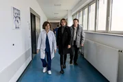 Ihre Untersuchungen zu auff&auml;lligen Organtransplantationen f&uuml;hren Maike (Anja Kling, m.) und Christoph (Shenja Lacher, r.) in die Chirurgie von Dr. Weyermann (Victoria Trauttmansdorff, l.).