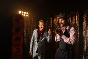 Daumen hoch für den nächsten Schlagerhit? Florian Goldesel (Michael Kessler, l.) erscheint Paris (Jasin Challah, r.) in einer Vision. Daumen hoch für den nächsten Schlagerhit? Florian Goldesel (Michael Kessler, l.) erscheint Paris (Jasin Challah, r.) in einer Vision.