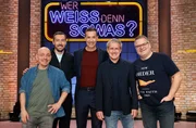 Moderator Kai Pflaume (M.) und seine Rateteam-Kapit&auml;ne Bernhard Ho&euml;cker (l.) und Elton (r.) begr&uuml;&szlig;en den Sport- und Fernsehmoderator Sven Voss (2. v. l.) und den ehemaligen Fu&szlig;ballspieler und Fu&szlig;balltrainer Pierre Littbarski (2. v. r.).