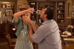 Besiegeln einen Vertrag: Lynette (Cloris Leachman, l.) und Ex-Footballstar Paul Crewe (Adam Sandler, r.) ...