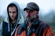 Der als Taugenichts verschriene Micke (Jimmy Lindstr&ouml;m, re.) kann sich auf seinen Sohn Daniel (Morten Bylin, li.) verlassen.