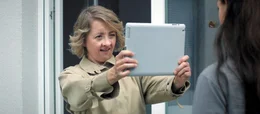 SWR Fernsehen DEB&Uuml;T IM DRITTEN, "Die Lizenz", am Donnerstag (30.11.17) um 23:45 Uhr. Jede Situation wird von der Beamtin Gudrun Paschke (Anna B&ouml;ttcher) akribisch festgehalten. &copy; SWR/Filmakademie BW, honorarfrei - Verwendung gem&auml;&szlig; der AGB im engen inhaltlichen, redaktionellen Zusammenhang mit genannter SWR-Sendung bei Nennung "Bild: SWR/Filmakademie BW" (S2). SWR-Pressestelle/Bildkommunikation, Baden-Baden, Tel: 07221/929-22287, foto@swr.de