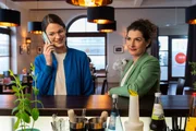 Kommissarin Beck (Michaela Weingartner, l.) und Rechtsmedizinerin Dimos (Anastasia Papadopoulou, r.) erhalten den Anruf zum n&auml;chsten Einsatz.