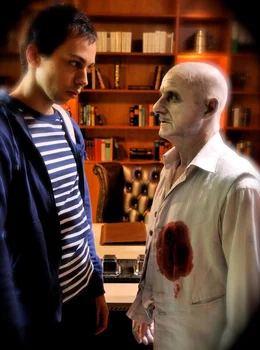 rbb Fernsehen DIE LANGE NACHT DER KURZEN FILME, "Pasticcio", Kurzfilm Deutschland 2009, Regie: Kay Kienzler, Buch: Georg Malcovati, am Freitag (18.11.11) um 00:10 Uhr. Luca (Tom Lass, li.) und Massimo (Andreas Wellano, re.) stehen sich gegen&uuml;ber - im wahrsten Sinne des Wortes. Luca will seinen Vater nicht r&auml;chen.