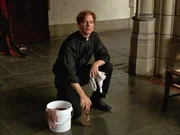 Pater Michael (Eric Stoltz) reinigt gerade die Kirche, als er noch einmal Besuch von der Polizei bekommt...