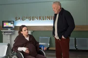Hilda Renner (Karoline Teska) und ihr Vater Volker Renner (Frank Leo Schr&ouml;der) haben einige Dinge gemeinsam aufzuarbeiten.