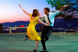 Mia (Emma Stone) und Sebastian (Ryan Gosling) tanzen vor dem Abendhimmel &uuml;ber Los Angeles. (Lizenzzeit bis 23.11.2026)