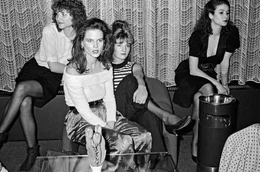 Die DDR im Sommer '90: ein Land zwischen zwei Gesellschaftssystemen, zwischen Nichtmehr und Nochnicht. Das Leben ist im Umbruch, die Welt steht offen. Alles scheint m&ouml;glich &ndash; und nichts sicher. In Ost-Berlin wird die Einheit verhandelt und gegen die drohende Abwicklung demonstriert. Der Film erz&auml;hlt vom Sommer der ungeahnten M&ouml;glichkeiten. Vom Aufbruch ins Ungewisse und Momenten der Anarchie. - Neu in der DDR: Misswahlen
