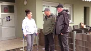 Hausmeister Michael (Mi.) und Kumpel Lothar sind gekommen, um Ela zu helfen Hausmeister Michael (Mi.) und Kumpel Lothar sind gekommen, um Ela zu helfen