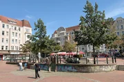 Der Vinetaplatz liegt zentral im Stadtteil Gaarden und bietet Sitzgelegenheiten, Spielgeräte und einen Brunnen. Der Vinetaplatz liegt zentral im Stadtteil Gaarden und bietet Sitzgelegenheiten, Spielgeräte und einen Brunnen.
