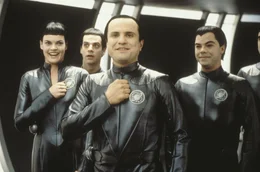 Die Thermianer Laliari (Missi Pyle, l.), Quellek (Patrick Breen, hinten l.), Mathesar (Enrico Colantoni, vorne) und Teb (Jed Rees, rechts) stellen sich vor und hei&szlig;en die erdische Crew auf ihrem Schiff willkommen.