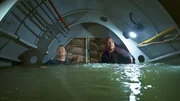 Wird es Sam (LL Cool J, r.) und Callen (Chris O'Donnell, l.) gelingen, das U-Boot verlassen zu können, bevor es von einem Torpedo der Navy zerstört wird? Wird es Sam (LL Cool J, r.) und Callen (Chris O'Donnell, l.) gelingen, das U-Boot verlassen zu können, bevor es von einem Torpedo der Navy zerstört wird?