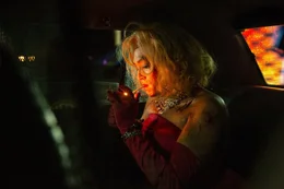 Die Polizei nimmt Doug (Caleb Landry Jones) mit. Sein Outfit erinnert an Marilyn Monroe im Film "Blondinen bevorzugt" zum Song "Diamonds are a GirL's Best Friend".